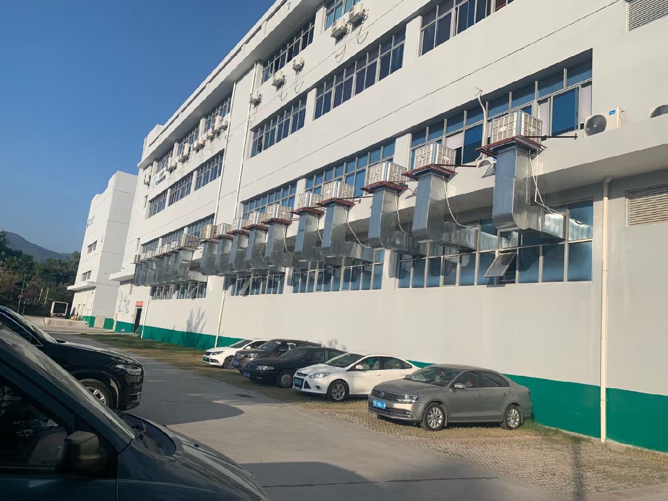 珠海某廠房裝配車間安裝下出風環(huán)?？照{(diào)